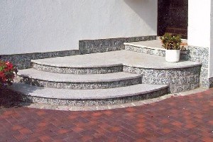 attraktive Rundtreppe in Granit